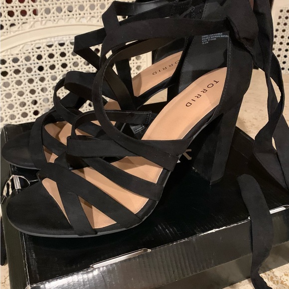 Torrid black thick strap heal with ankle wrap - Picture 2 of 7